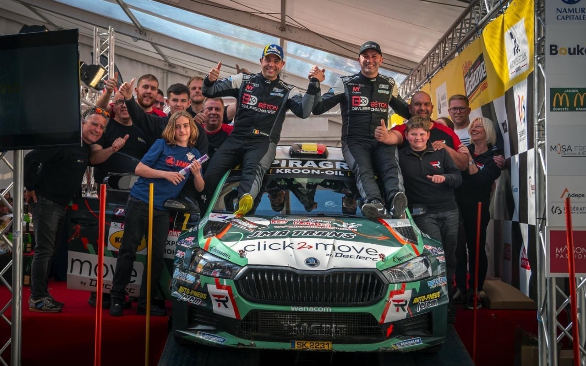 Adrien Fernémont dans sa voiture de rallye sponsorisée par Click2move de Declerc