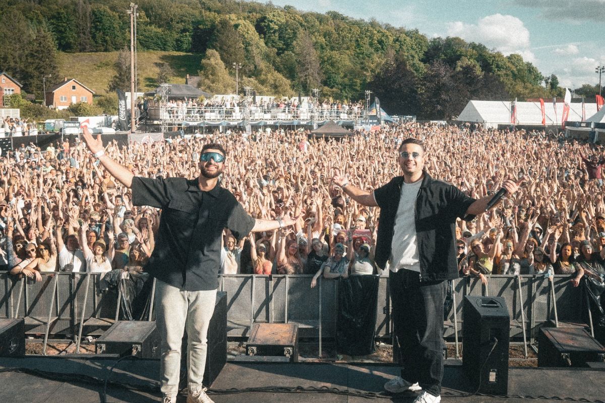 Calumny posant sur scène devant leur public enjoué.